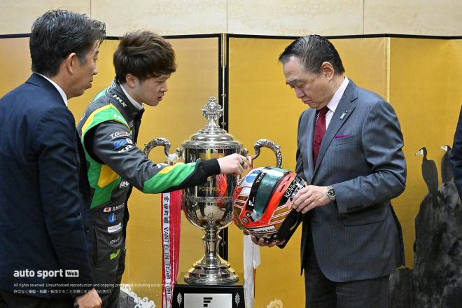 宮田のヘルメットを興味深そうに眺める黒岩知事。宮田が捨てバイザー等を説明した。