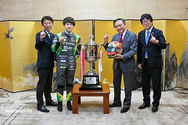 神奈川県の黒岩知事にダブルチャンピオンを報告した宮田莉朋とJRP上野禎久社長、永野進取締役