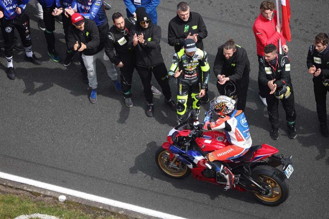 2023EWC第1戦ル・マン24時間：レーススタート前にパレードするジノ・レイ