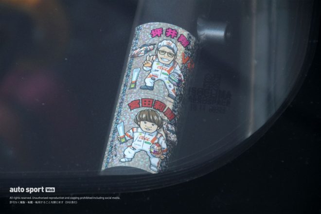 au TOM'S GR Supraのロールバーに貼られた坪井翔と宮田莉朋のステッカー