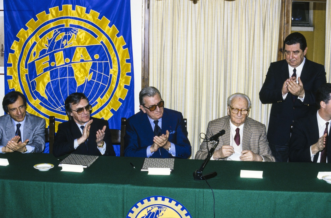 1987年コンコルド協定調印：バーニー・エクレストン（FIA副会長）、ジャン・マリー・バレストル（FIA会長）、エンツォ・フェラーリ