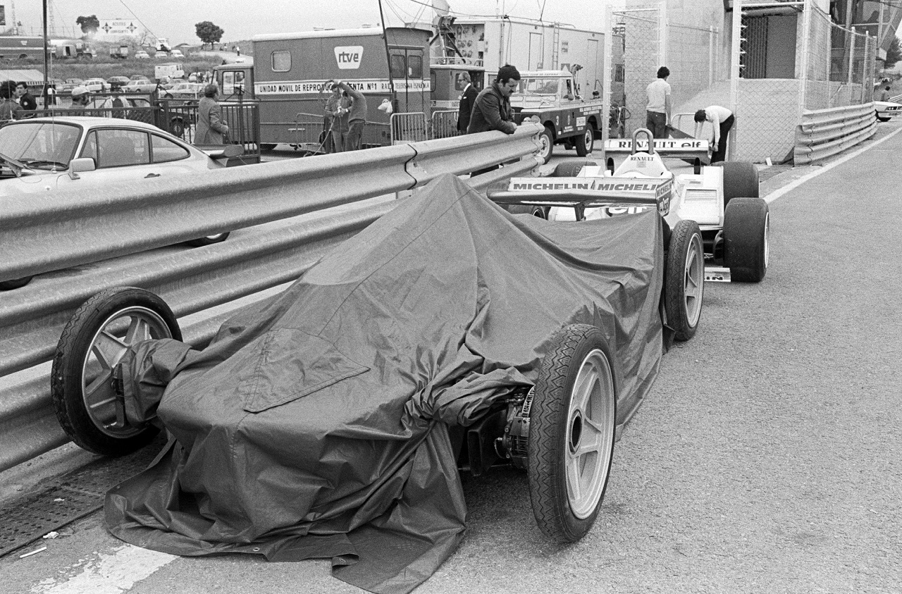 1980年F1スペインGP表彰式　1位アラン・ジョーンズ（ウイリアムズ）、2位ヨッヘン・マス（アロウズ）、3位エリオ・デ・アンジェリス（ロータス）