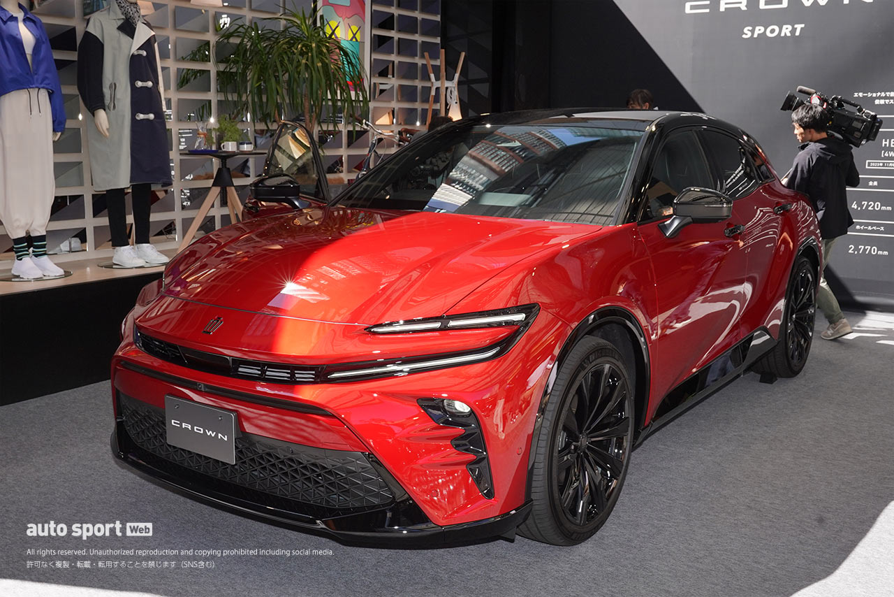 2022年に発売されたクロスオーバーに比べると、ボディサイズは少し小さくなったが、5ドアHBを採用したことで迫力感は増した印象。見た目からしていかにも走りそうな気配が漂う。