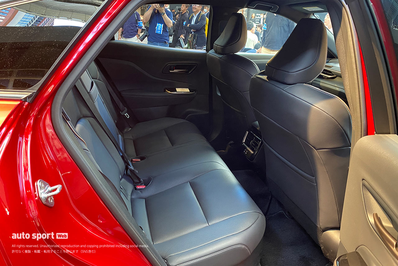 後席も十分なスペース。荷室も容量は397リッターを確保する。パーソナルニーズを追求しながらも一定以上の実用性を確保している。