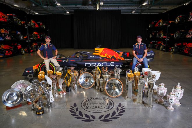 2023年のF1で22戦21勝を記録したレッドブルのマックス・フェルスタッペンとセルジオ・ペレス
