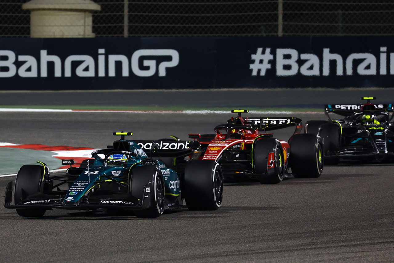 2023年F1第1戦バーレーンGP　フェルナンド・アロンソ（アストンマーティン）、カルロス・サインツ（フェラーリ）、ルイス・ハミルトン（メルセデス）のバトル