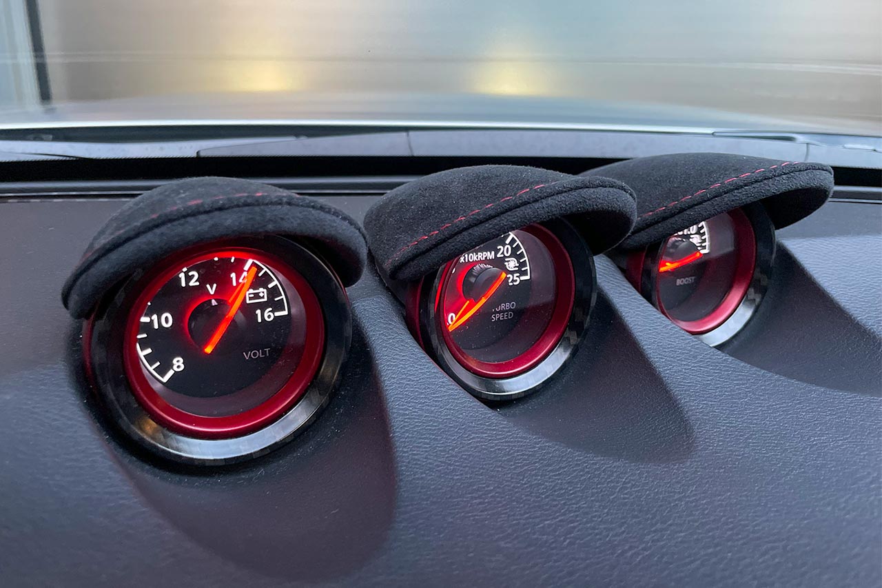 Z-SPORT N.S インテリアシリーズのRZ34サブメーターリング、サブメーターフードの組み合わせで高級感ある仕上がりに。