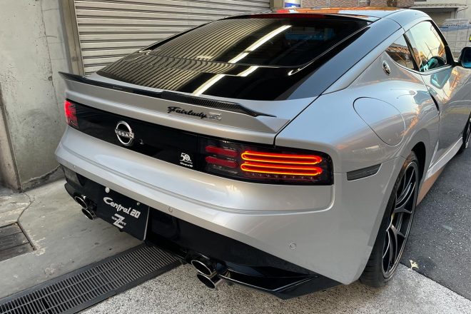 セントラル20のフェアレディZのデモカー。Z-SPORT伝統のタテ2連、4本出しのテールエンド、Z-SPORTカーボンガーニーフラップが目を引く。