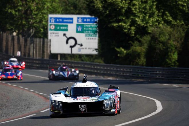 2023年のル・マン24時間テストデーでサルト・サーキットを走行するプジョー9X8