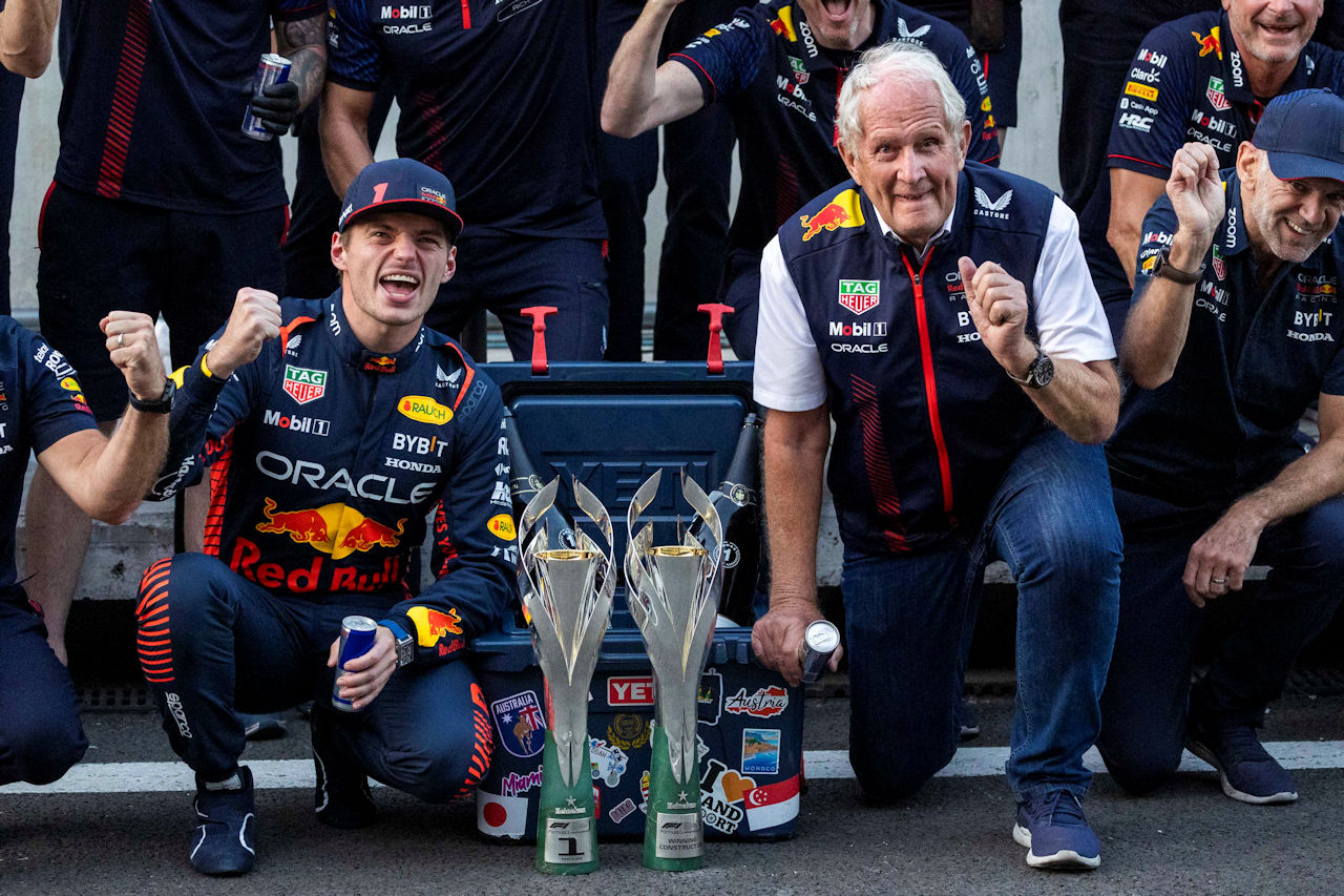 2023年F1メキシコGP　優勝したマックス・フェルスタッペンとモータースポーツコンサルタントのヘルムート・マルコ（レッドブル）