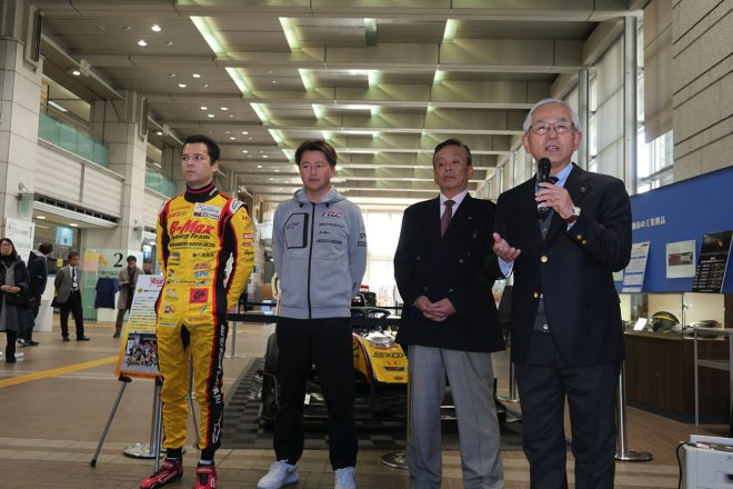 車両展示セレモニーで挨拶を述べる古塩政由市長