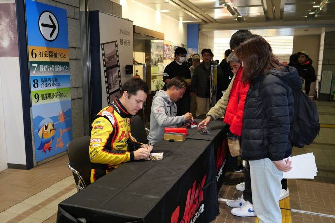 綾瀬市役所庁舎1階で行われたオープニングセレモニー後、サイン会に臨んだ木村偉織と本山哲監督