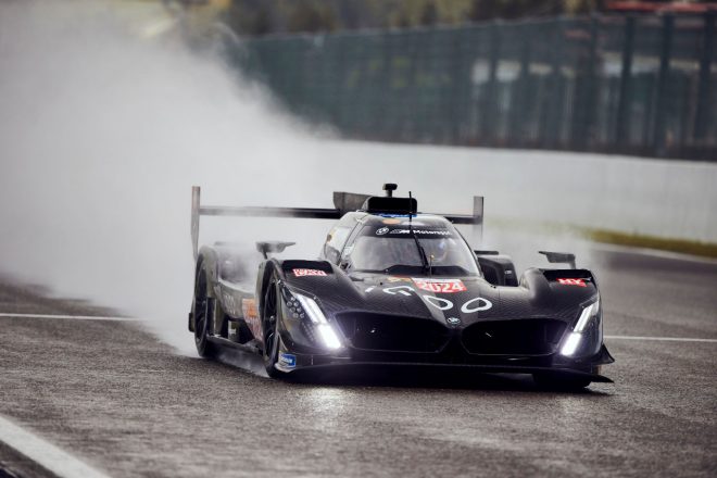 スパ・フランコルシャン・サーキットでテストを行うBMW MハイブリッドV8