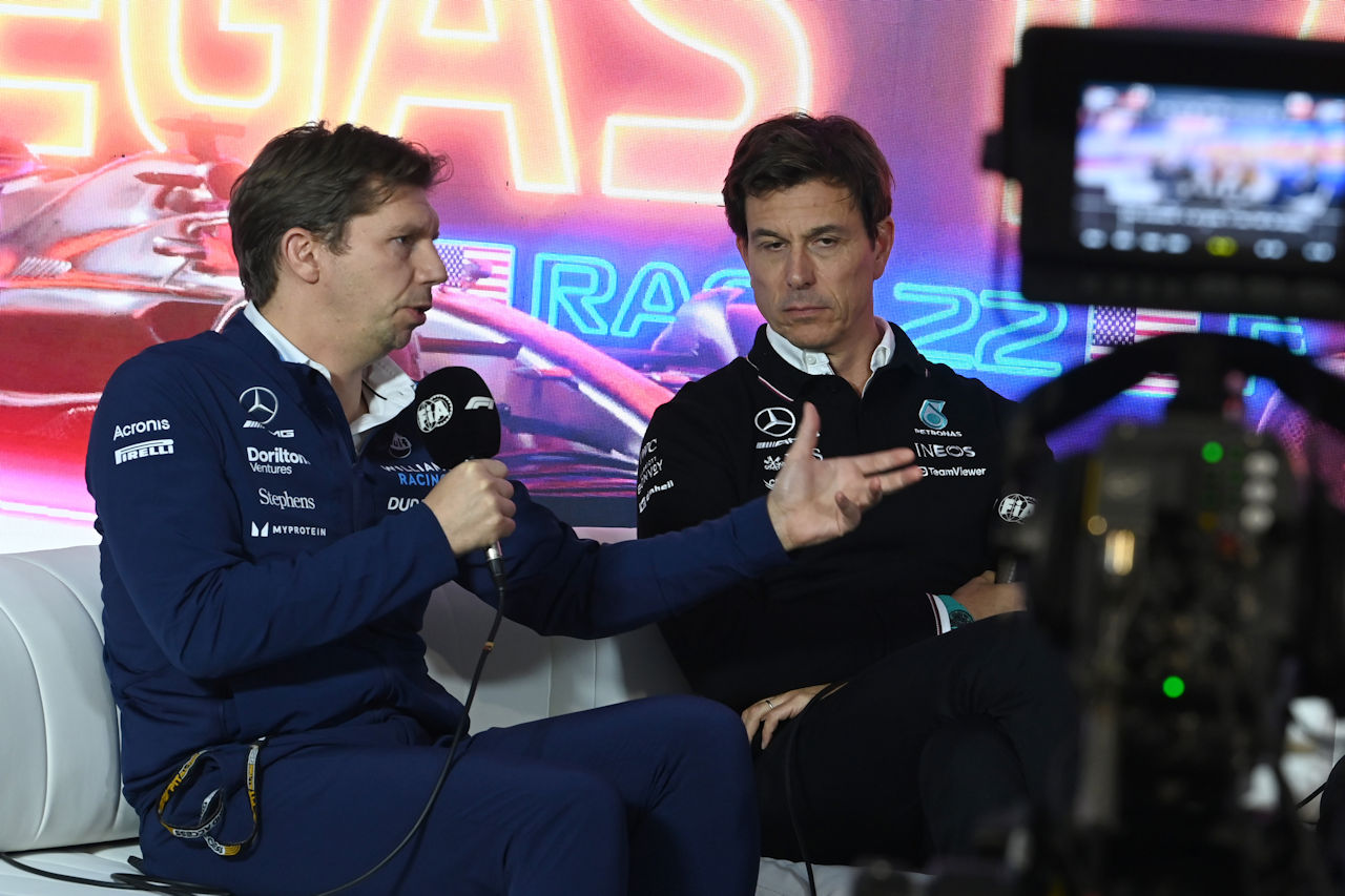 ジェイムズ・ボウルズ（ウイリアムズF1チーム代表）とトト・ウォルフ（メルセデスF1チーム代表）