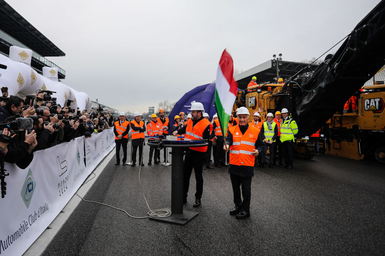 起工式に出席したマッテオ・サルビーニ副首相（左）とイタリア自動車クラブのアンジェロ・スティッキ・ダミアーニ会長（右）