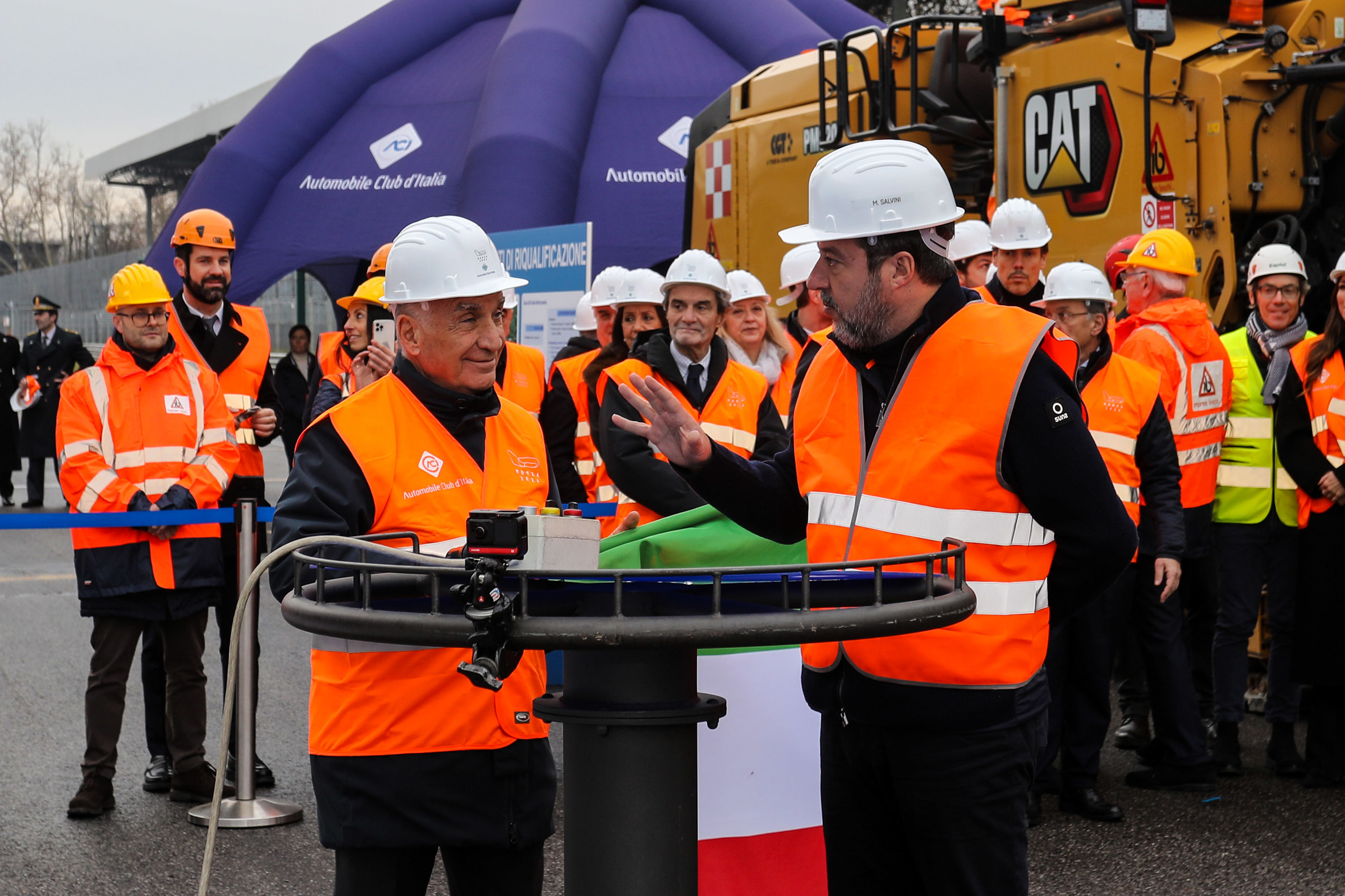 マッテオ・サルビーニ副首相（右）とイタリア自動車クラブのアンジェロ・スティッキ・ダミアーニ会長（左）