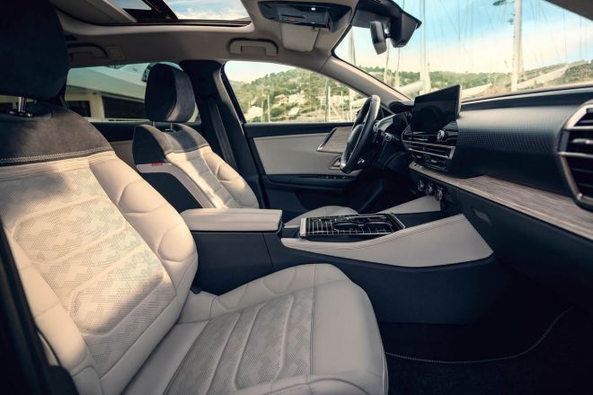 ダッシュボードには通常モデルとは異なる木目柄を採用し、温もりのある落ち着いた雰囲気を演出する