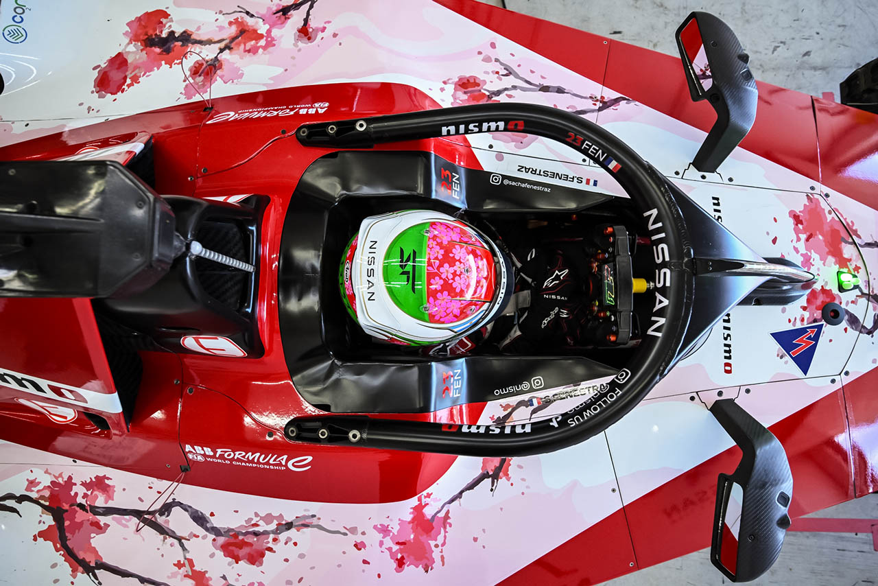 サッシャ・フェネストラズは桜が描かれたヘルメットでレースに臨む