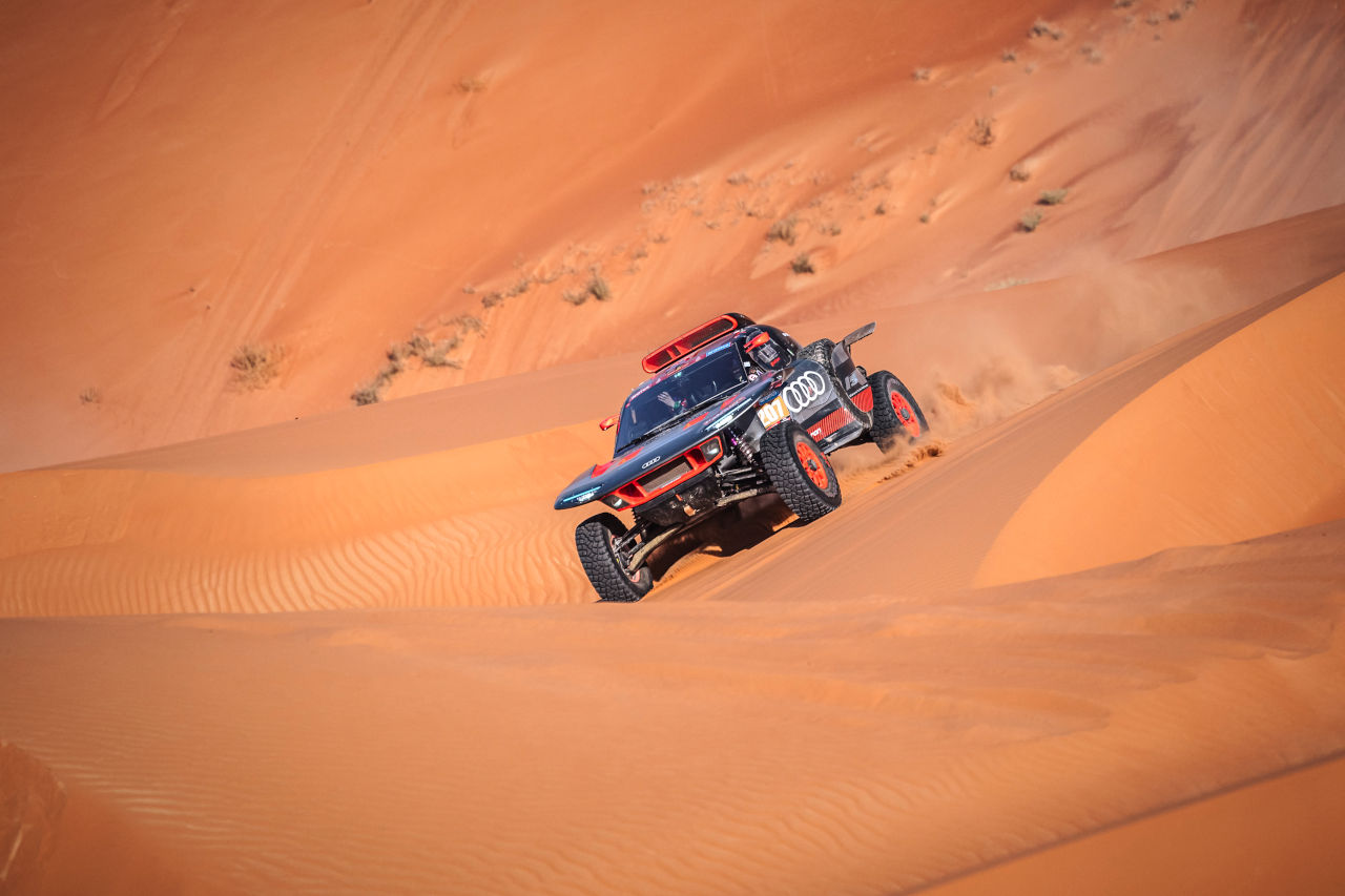 僚友のカルロス・サインツSr.とともに好走を見せているマティアス・エクストローム（アウディRS Q e-tron E2）　ダカールラリー2024