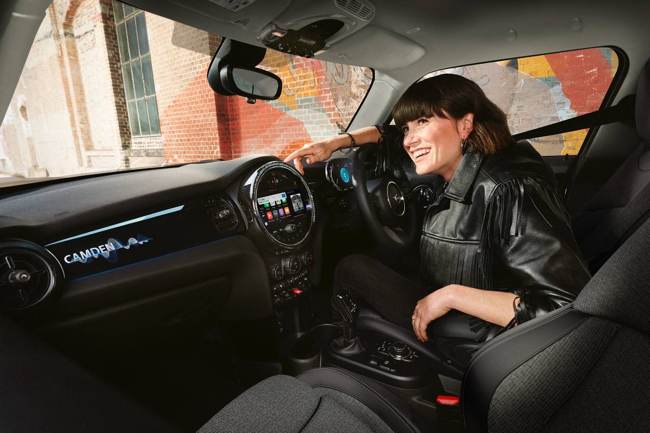 ドアシルやインテリアサーフェスにも同様にカムデン・エディション専用の装飾が施される