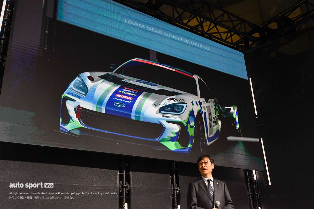 スバル／STIのモータースポーツ活動概要発表に登壇した本井雅人代表