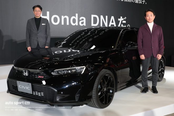 『シビックRSプロトタイプ』を世界初公開した本田技研工業の高倉記行日本統括部長（左）とHRC渡辺康治社長（右）