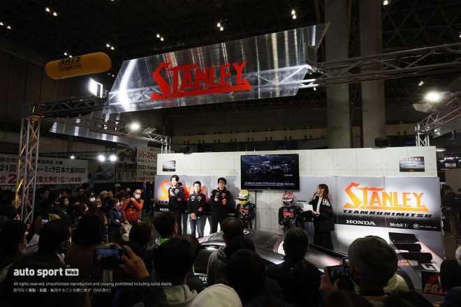 スタンレー電気ブースで行われたトークショーには、多くの観客が集まった