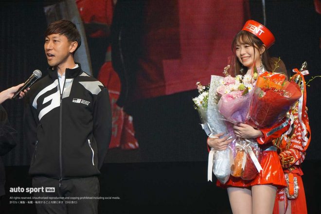日本レースクイーン大賞2023グランプリを獲得した松田蘭さんを褒め称える石浦宏明