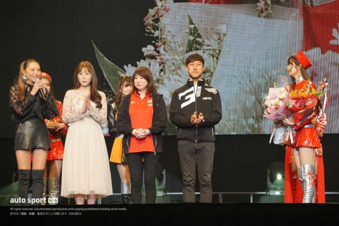 日本レースクイーン大賞2023グランプリを獲得した松田蘭さんに言葉を贈る石浦宏明、都筑多佳恵氏、川村那月さん、山﨑みどりさん