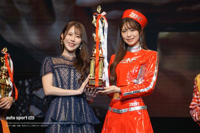 日本レースクイーン大賞2023表彰式での名取くるみさんと松田蘭さん
