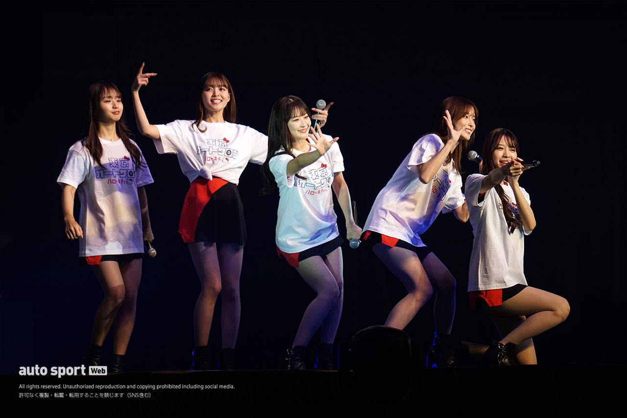 トーク＆ライブイベントを行う東京オートサロン2024イメージガールの『A-class』