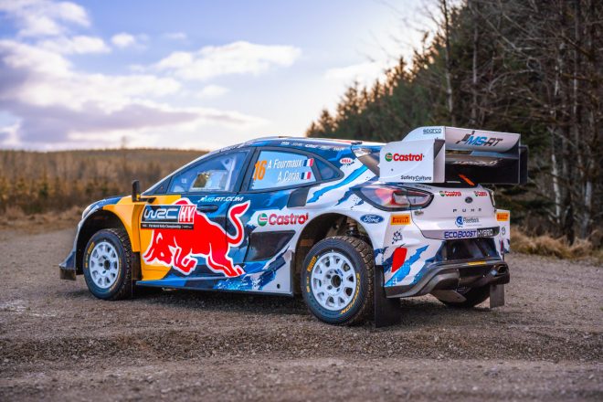 これまでの青基調のカラーから白をベースとしたカラーリングに変更されたフォード・プーマ・ラリー1