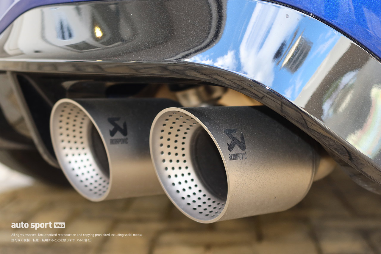 リヤには特別にチューニングされたサウンドを奏でるアクラポビッチチタンエキゾーストシステムを装備する。