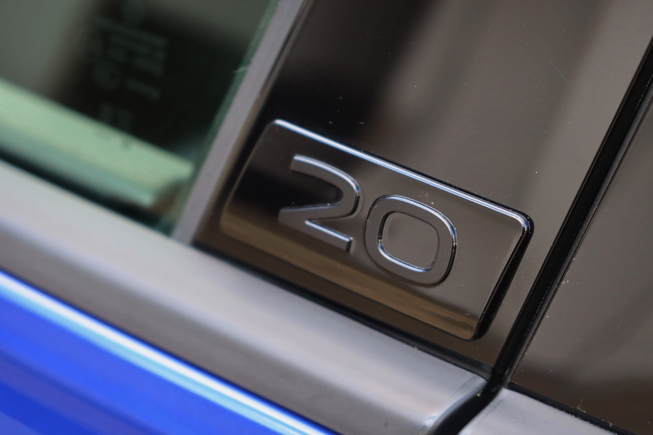 Bピラーには20周年記念モデルであることを示す“20”のエンブレムを配す。