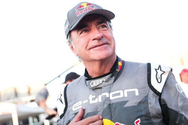 「僕にはまだ長い道のりがあるし、これから長いステージが待っている。このレースで5分や10分を失うのは簡単なことだ。ナビゲーションやパンク、あらゆることが原因で......とてもストレスがたまる。でも、今日はすべて良かった」と語ったカルロス・サインツSr.（アウディRS Q e-tron E2）