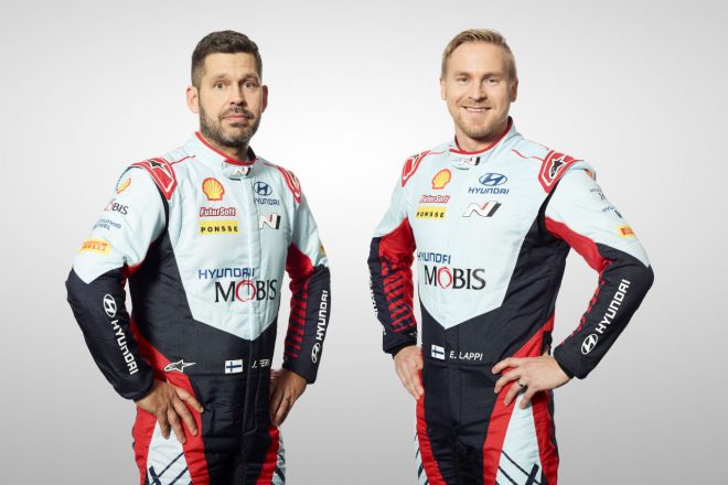 エサペッカ・ラッピ（右）とコドライバーのヤンネ・フェルム（左）