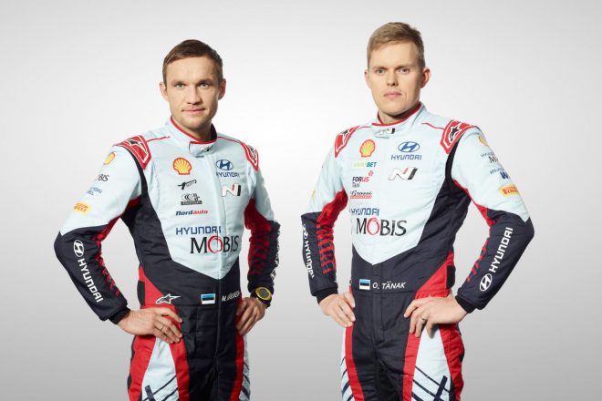 オット・タナク（右）とコドライバーのマルティン・ヤルヴェオヤ（左）