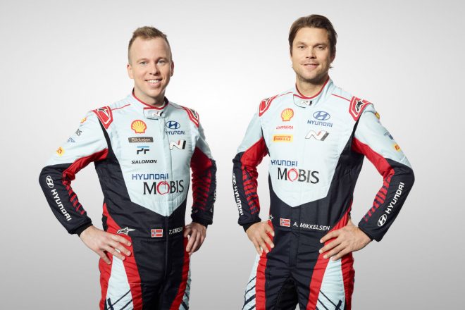 アンドレアス・ミケルセン（右）とコドライバーのトルステイン・エリクセン（左）
