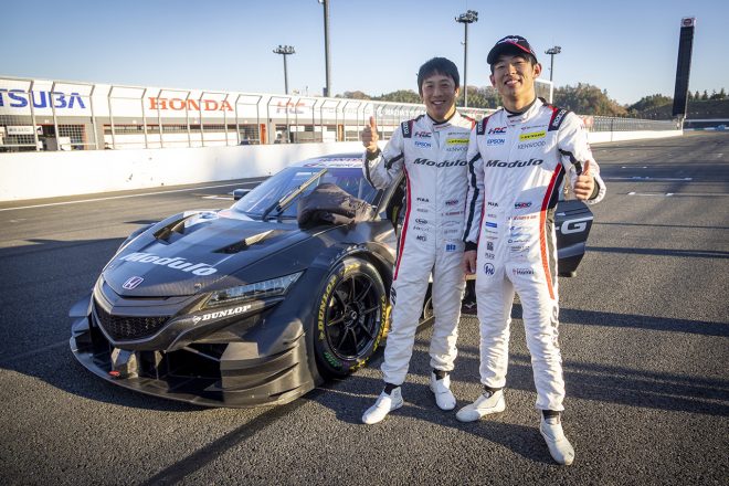 デモンストレーションレースでステアリングを握った伊沢拓也と太田格之進