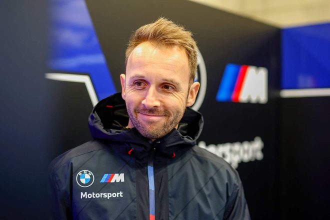2024年のWECでBMW MハイブリッドV8をドライブするレネ・ラスト