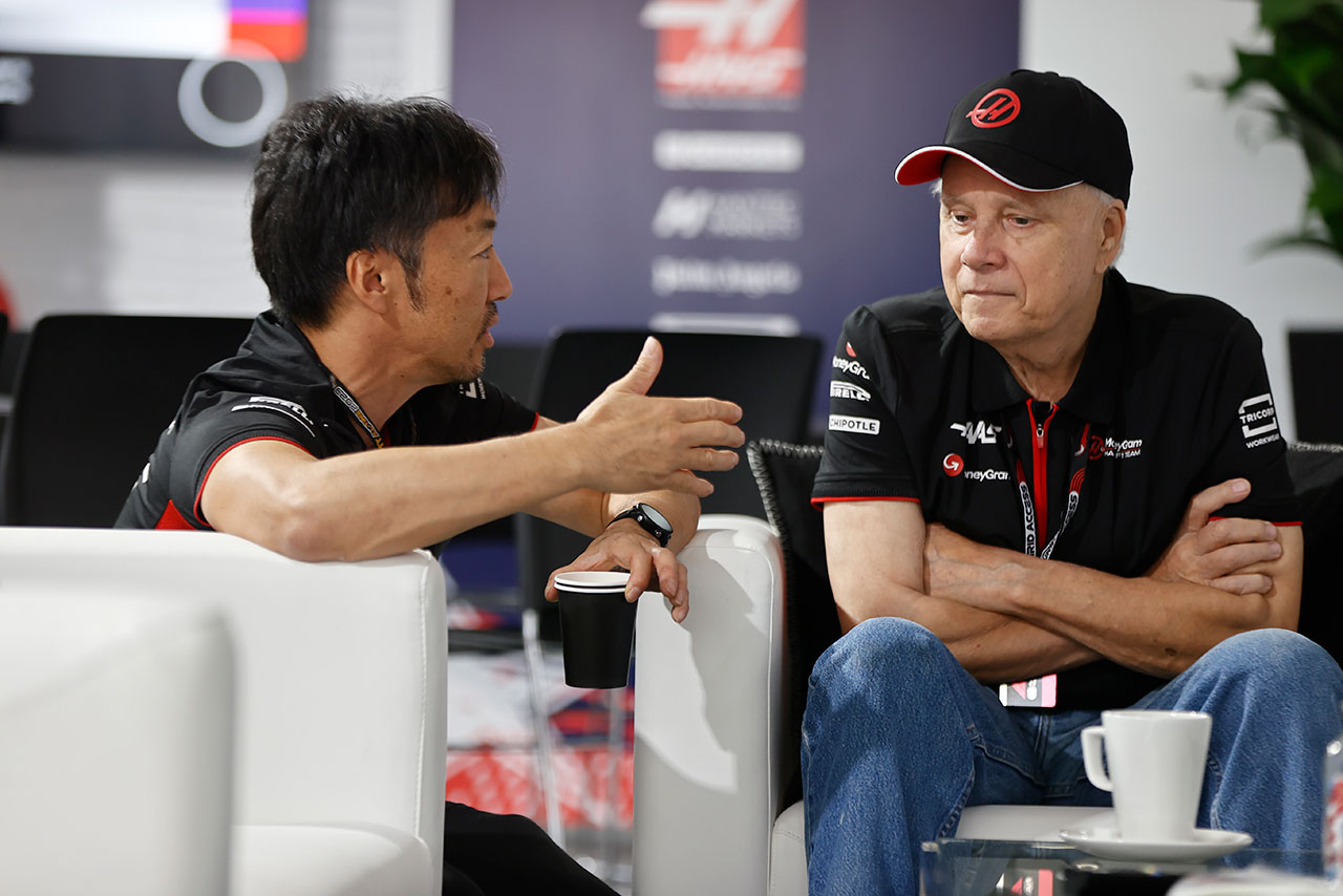ハースF1のチーム代表に就任した小松礼雄氏（写真左）と、ハースF1のチームオーナーであるジーン・ハース氏（写真右）