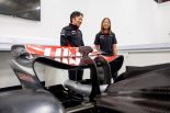 ハースF1の小松礼雄代表とクロエ・チェンバース