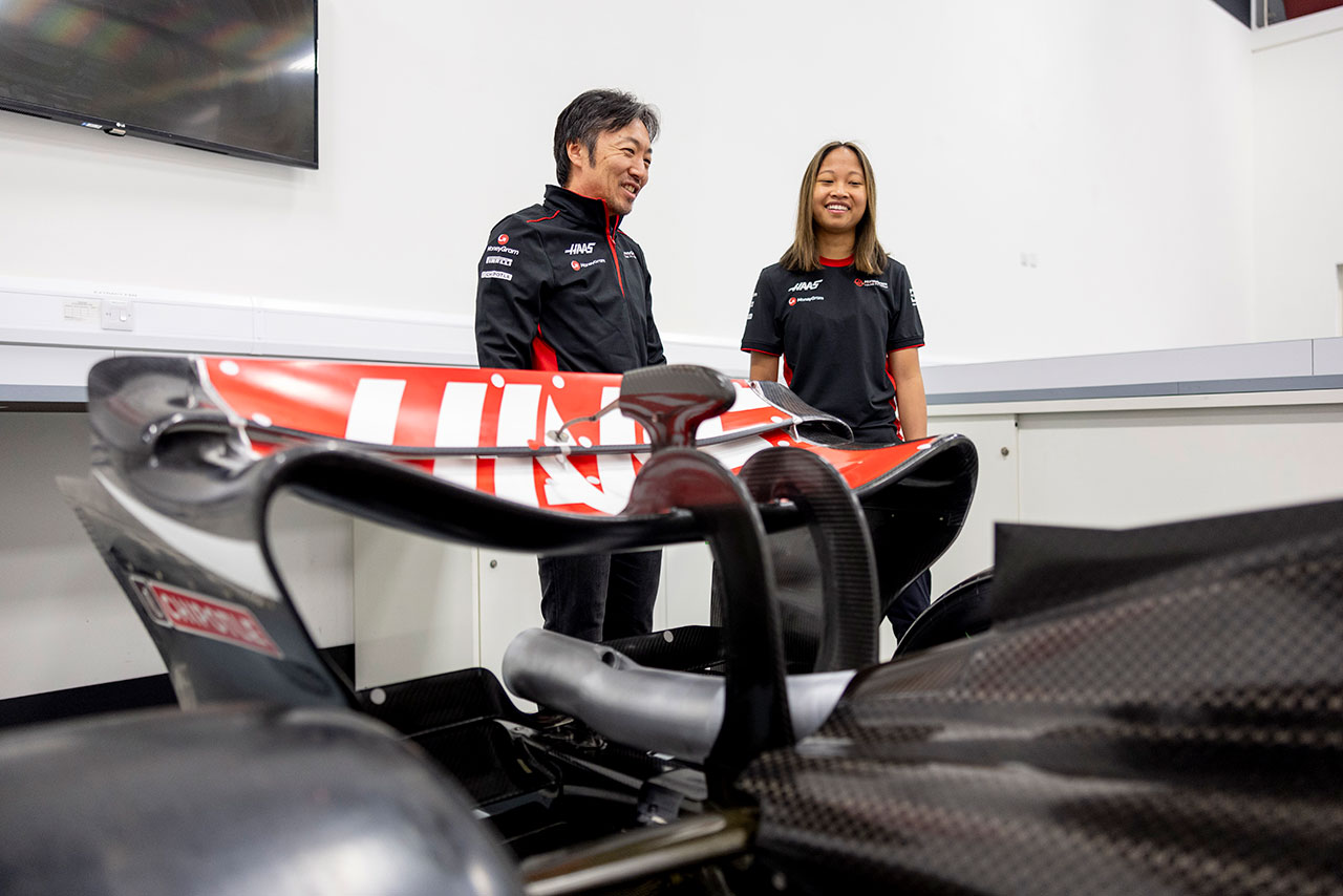 ハースF1の小松礼雄代表とクロエ・チェンバース