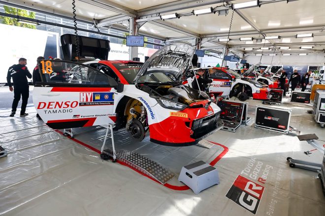 2023WRC第12戦セントラル・ヨーロッパ　サービスパーク内でメンテナンスされているマシン