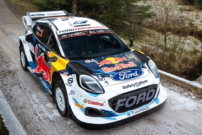 これまでの青基調のカラーから白をベースとしたカラーリングに変更されたフォード・プーマ・ラリー1