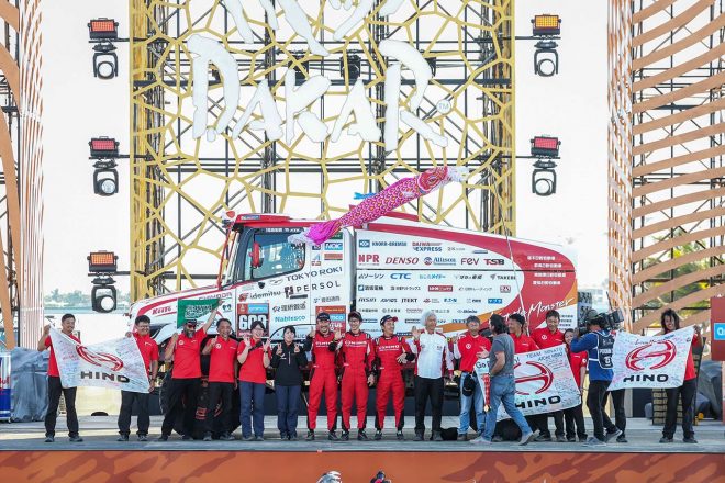 トラック部門6位でフィニッシュした日野チームスガワラの菅原照仁／染宮弘和／望月裕司組（日野600）　ダカールラリー2024