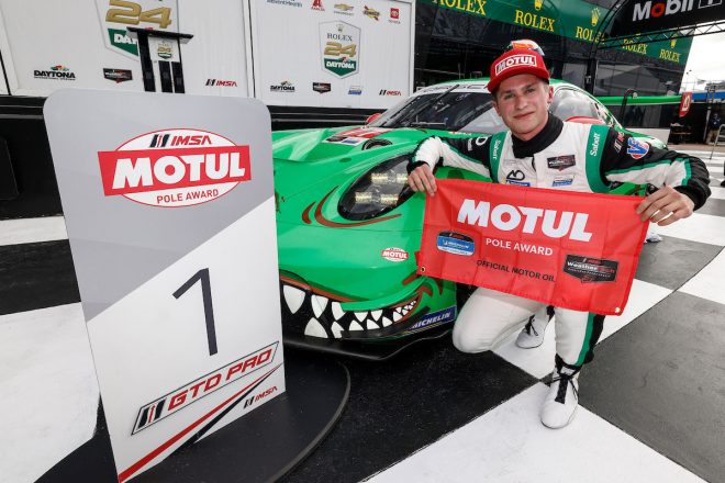 GTDプロクラスはAOレーシングの77号車ポルシェ911 GT3 Rがポールシッターに。最速タイムを記録したのはセバスチャン・プリオール