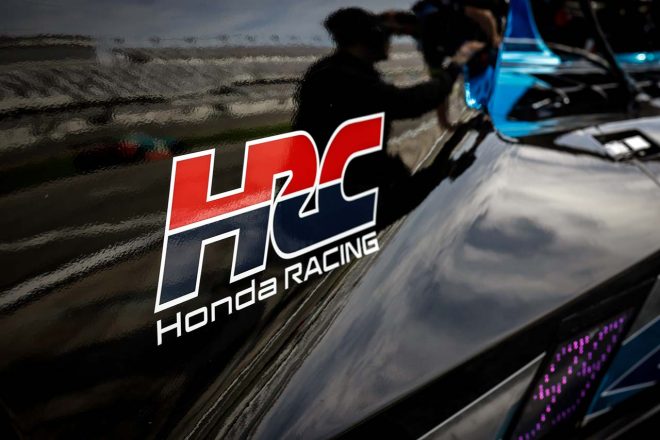 2024年デイトナ24時間レースに出場するアキュラARX-06に入れられたHRCのロゴ