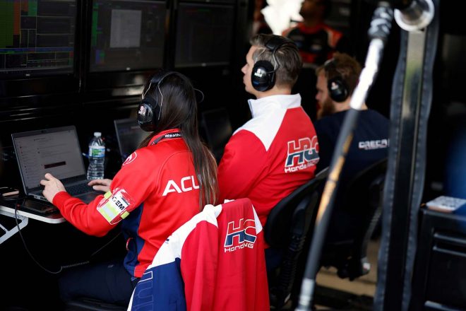 HRCロゴの入ったウエアを着用したアキュラARX-06のスタッフたち