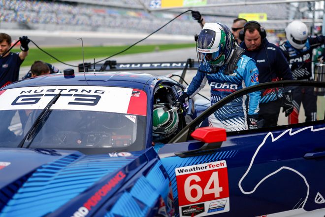 真新しいスーツに身を包む64号車のドライバーたち